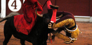 Momento del percance de Silveti en San Cristóbal. (Foto: Ángel Bernal)