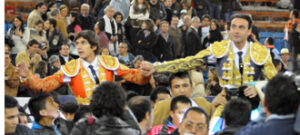 Castella y Ponce, a hombros casi cinco horas después de que se iniciara el festejo. (Foto: Tadeo Alcina)