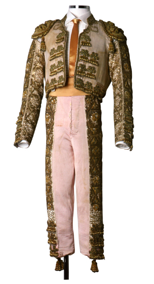 1944 - Anónimo - Raso. Punto. Bordado con hilos metálicos, lentejuelas y cristales - Chaquetilla: 43 / 56 x 76,5. Taleguilla: 88 x 75 cm