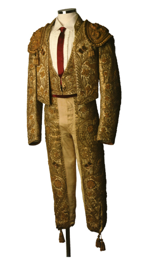 Ca. 1930 - Anónimo - Raso. Punto. Bordado con hilos metálicos, lentejuelas y cristales - Chaquetilla: 46,5 / 60,5 x 79 cm. Taleguilla: 87,5 x 82 cm. Chaleco: 44 x 46 cm.