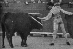 Desplante de Paco Camino, que fue el triunfador de la Feria al cortar tres orejas el día 18.