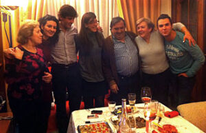 "De izquierda a derecha: mi madre, mi prima, yo, la novia de mi primo, mi padre, mi tía y mi primo. Mi tío Antonio hizo la fotografía"