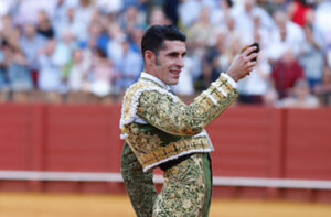 Talavante, sobre la diestra. (Foto: Joaquín Bueno)