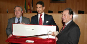 Manzanares, recogiendo el trofeo de manos de Salvador Pendón y Jesús Mora. (Foto: J.R.Lozano)