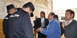 Aparicio y Pepe Luis Segura discuten con las fuerzas de seguridad antes del comienzo del festejo. Fotos: CARMEN MOYA