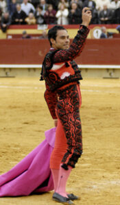 Bolívar, con la oreja del quinto. Foto: Javier Arroyo