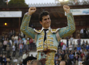 El de Gerena cuajó una tarde muy completa y se lo llevaron a hombros con merecimiento. (Foto: JAVIER ARROYO)