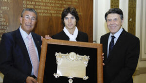 Castella, con Víctor Arandes y Manuel Colonques, presidentes de Porcelanosa y el Casino Antiguo respectivamente. Foto: Javier Arroyo