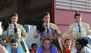 Morales, Montiel y Enríquez, en volandas en El Casar. (Foto: J. C. Terroso)