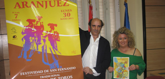 Pablo Lozano mostrando el cartel del festejo.