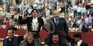 Ventura, a hombros con Fermín Bohórquez padre. (Foto: Arjona)