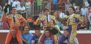 Fandi, Paquirri y Oliva Soto, en volandas. (Foto: Carmen Moya)