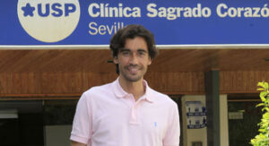 Curro, al salir de la clínica