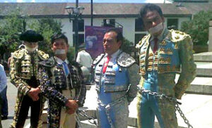 Miembros de la Unión de Toreros del Ecuador, amordazados y encadenados.