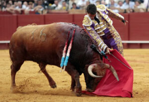 Profundo trincherazo a su primero. (Foto: Arjona)