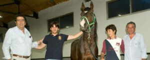 El maestro Vidrié, Diego Ventura, Julia Calviere y Antonio Ventura junto a uno de los caballos adquiridos (Foto: Toromedia)