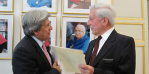 Williams Cárdenas, presidente de la AIT haciendo entrega de la declaración Internacional de Tauromaquia a Mario Vargas Llosa