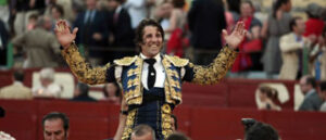 Padilla abandonó el coso en volandas en la última de feria. (Foto: Arjona)