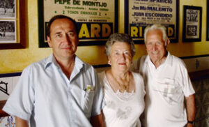 Pepe de Montijo junto a su esposa, Arlette, y su hijo, José Luis, en la bodega que la familia regenta en Nimes.