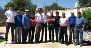 El director de la Escuela, Manolo Carrión, con varios de sus alumnos y directivos de la peña.