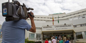 La expectación es máxima en los aledaños del hospital Virgen de la Macarena (Foto: El Correo de Andalucía)