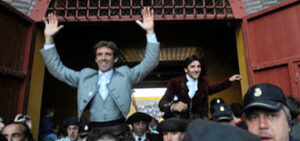 Hermoso y Ventura salieron a hombros de La Muralla. (Foto: Carlos Núñez)