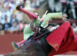 Momento de la cogida sufrida en la Feria de Abril. (Foto: Arjona)