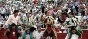 La terna y el empresario a hombros. (Foto: Arjona)