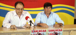 José Antonio González, Delegado de Fiestas, y Carmelo, representante de la empresa.