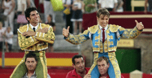 Cayetano, a hombros con El Cordobés (Foto: Arjona)