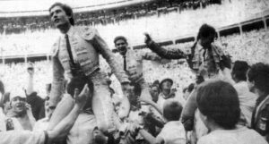 Histórica tarde en 1984.- Los peñistas sacan a hombros a José Antonio Campuzano, Ruiz Miguel y Víctor Mendes el 14 de julio. Poco importó que los dos últimos sólo cortaran una oreja. Dos toros de Miura fueron premiados con la vuelta al ruedo y el mayoral recorrió el anillo al finalizar el festejo.