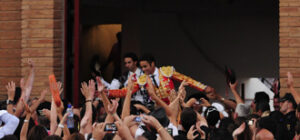 Cerezos y Sánchez fueron sacados en volandas. (Foto: Frisco)