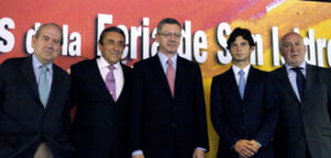 Los galardonados junto al alcalde de Madrid.