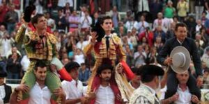 El Juli, Luque y el mayoral de Joselito, a hombros. (Foto: Mauricio Berho)
