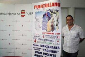 El concejal de festejos, Luis Miguel Ortiz, junto al cartel anunciador durante la presentación del festejo.