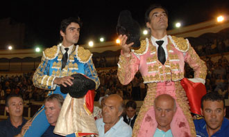 El Cid y Miguel Ángel Perera, a hombros en Linares