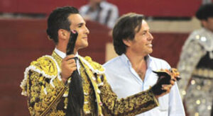 José María Manzanares con los máximos trofeos, acompañado del ganadero de Garcigrande. (Foto: Enrique Fernández)