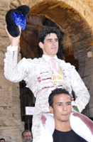 López Simón, tres orejas en la novillada de Arles