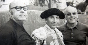 En la foto, aparece el banderillero junto al que fuera conserje del coso murciano Ángel Belmar, padre del también fallecido Benito Belmar. (Foto: Plaza Toros Murcia)