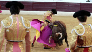 Perera y Juli contemplan el memorable quite de Morante. (Foto: ARJONA)