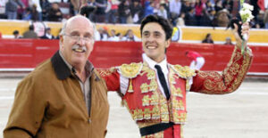 Capea, junto al ganadero de Valparaíso, que lidió un toro de arrastre lento. (Foto: Emilio Méndez)