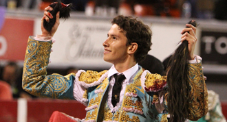 Saldívar, un rabo, se impone en el mano a mano con Castella