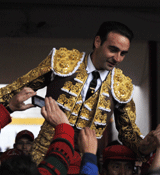 Ponce, saliendo a hombros del coso de Iñaquito (Foto: Olga Holguin)