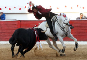 Hermoso clavando un par de cortas a lomos de Pirata. (Foto: Pablohermoso.net)