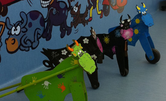 La presidenta de Navarra inaugura en Marcilla un colegio infantil con sabor taurino