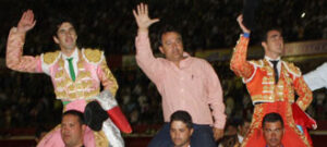 Talavante, el ganadero y El Fandi, a hombros. (Foto: Fernando Zambrano)