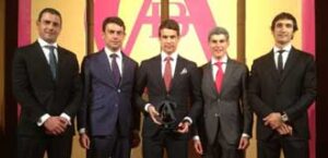 Manzanares junto a los miembros de su cuadrilla.