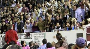 Hermoso hizo de padrino en una petición de mano en Durango.