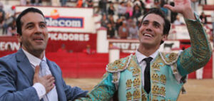 Mauricio junto al feliz ganadero. (Foto: Emilio Méndez)