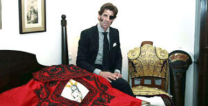 Padilla junto al vestido de torear y al capote de paseo que lucirá esta tarde en la Maestranza. (Foto: Arjona)